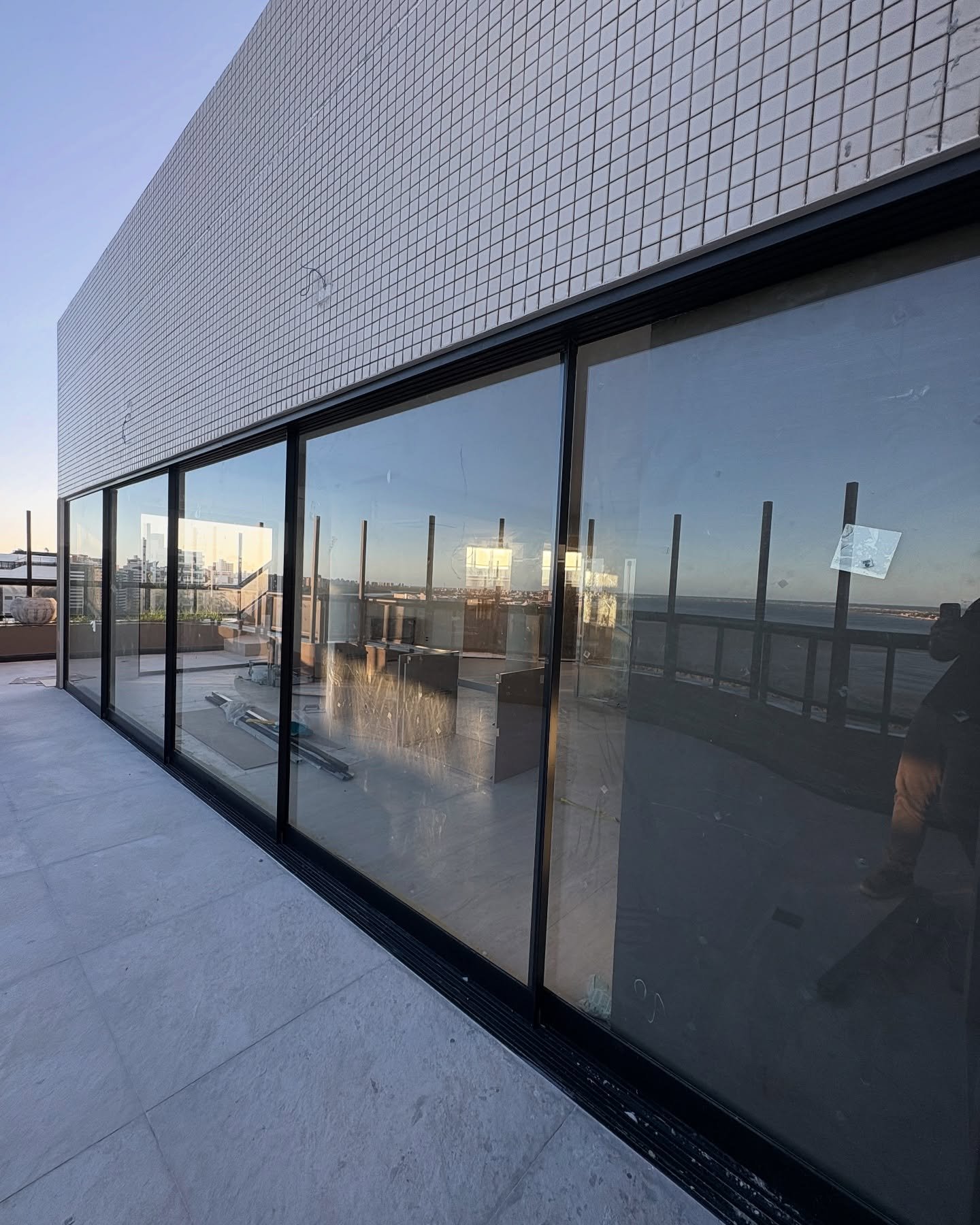 Esquadria de alumínio em cobertura com vista para o mar