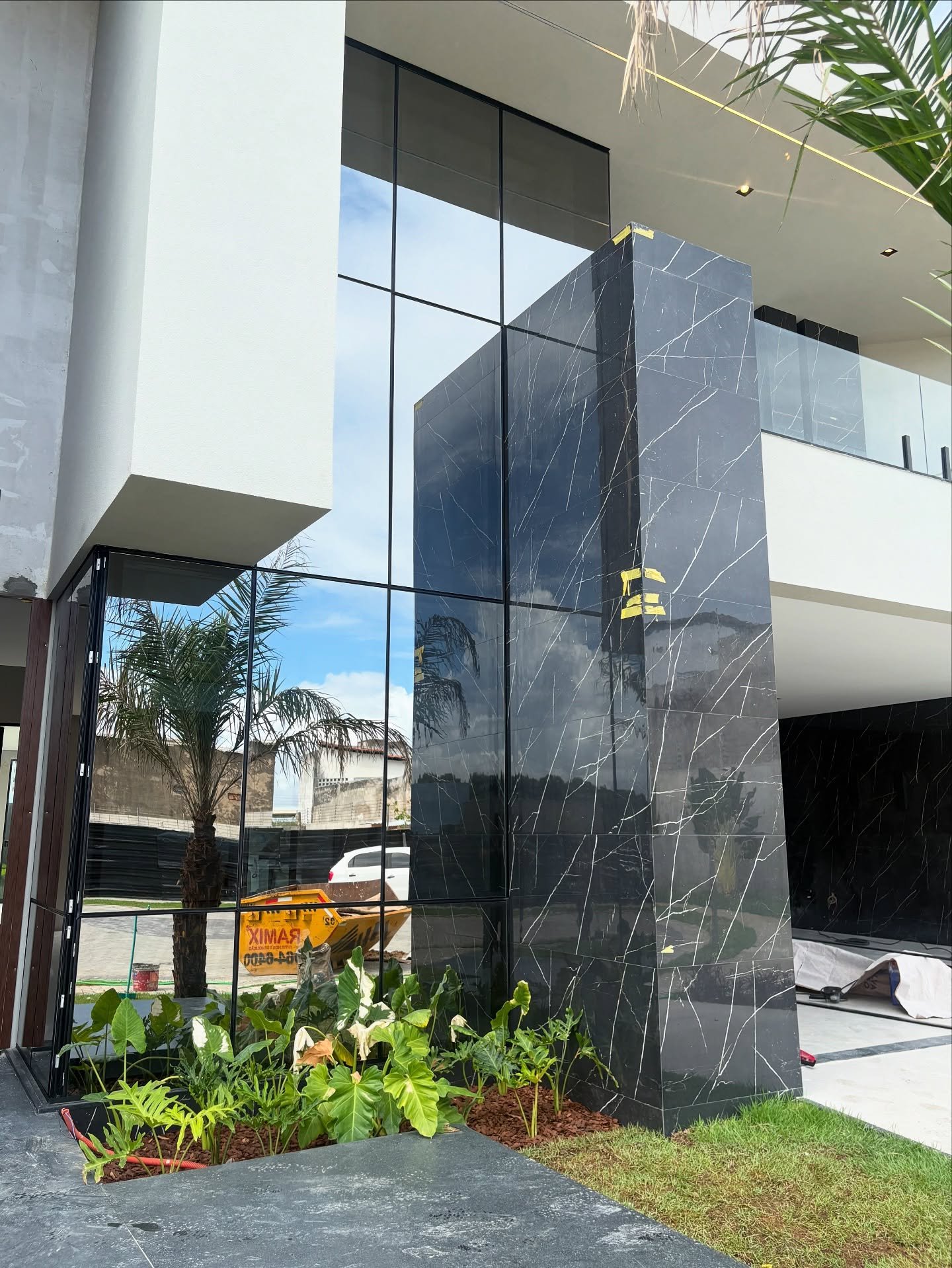 Esquadria de alumínio em fachada com revestimento em mármore