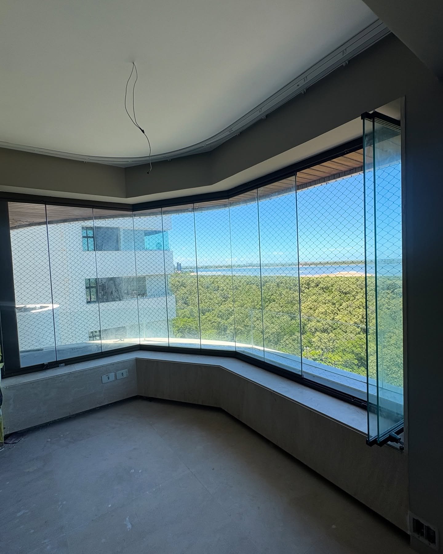 Sacada envidraçada com sistema deslizante