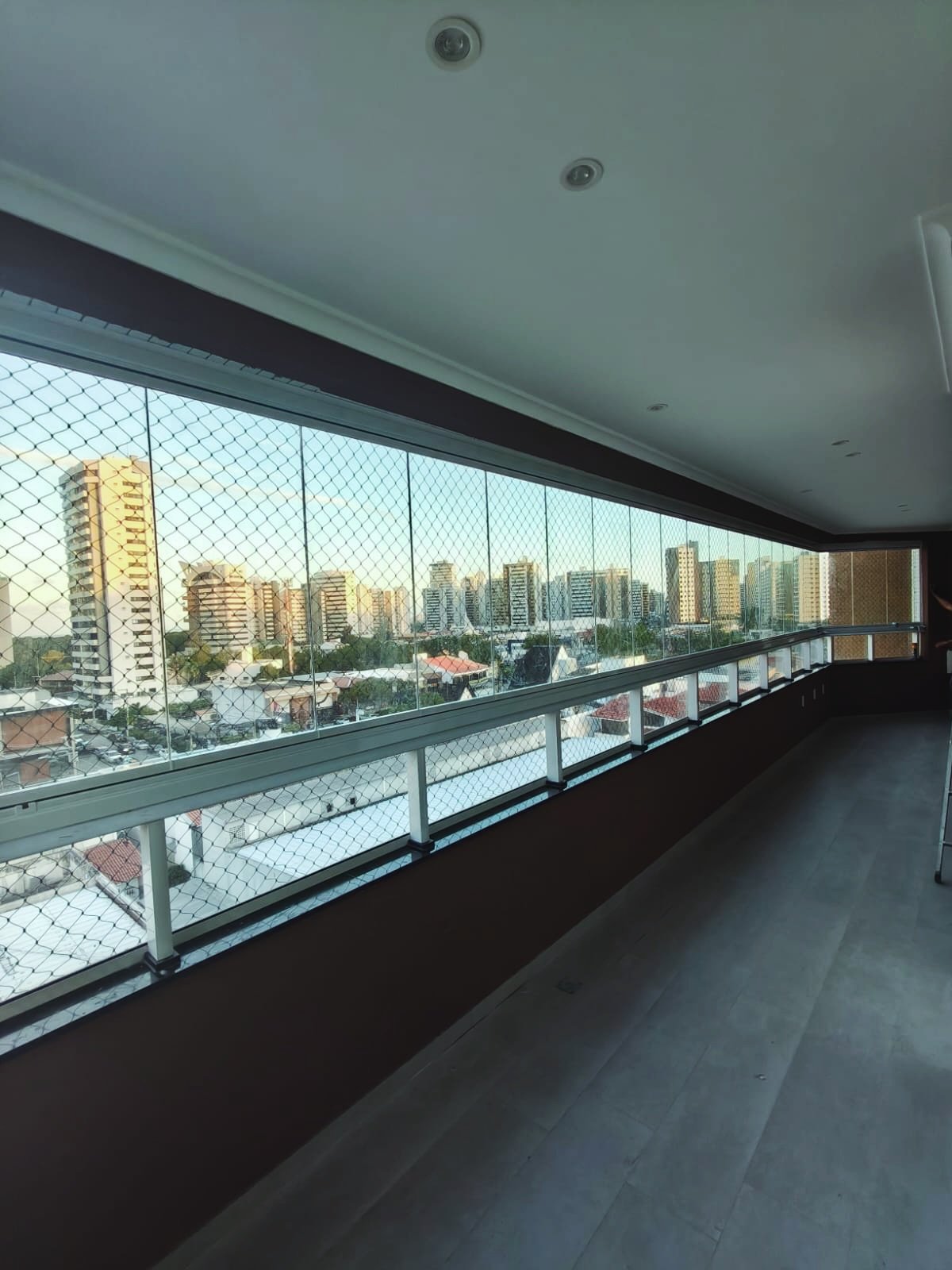 Envidraçamento de sacada com vista para a cidade